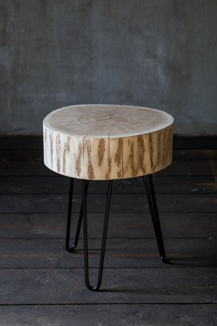 stolik drewniany z pnia piece of wood