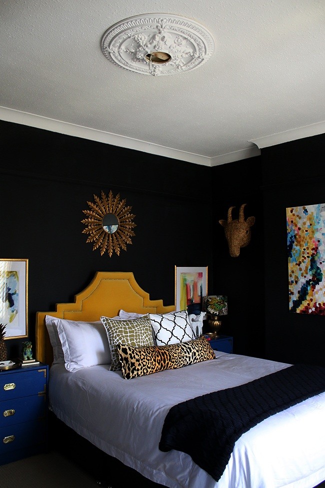 czarna ściana w sypialni Eclectic Boho Glam