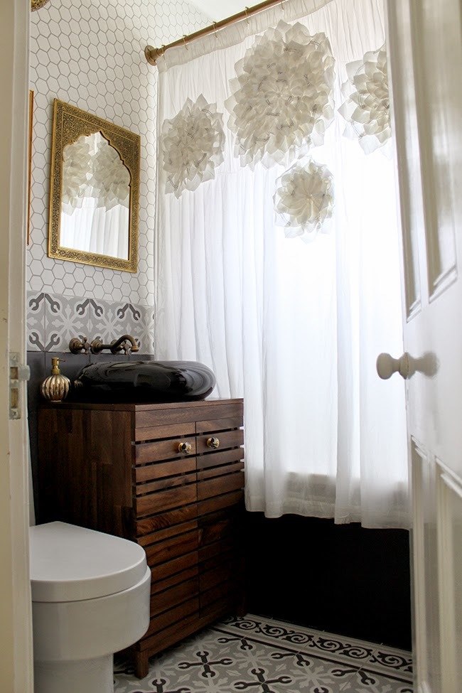łazienka z drewnianym akcentem Eclectic Boho Glam