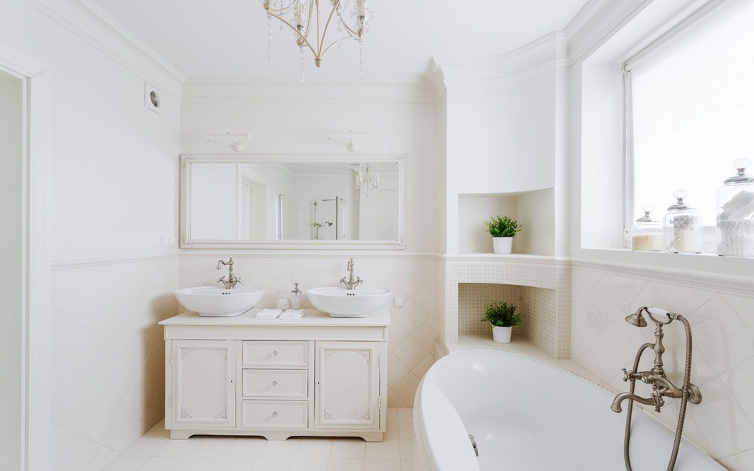 Luksusowa łazienka, styl francuski, biała łazienka, wanna, umywalka, lustra