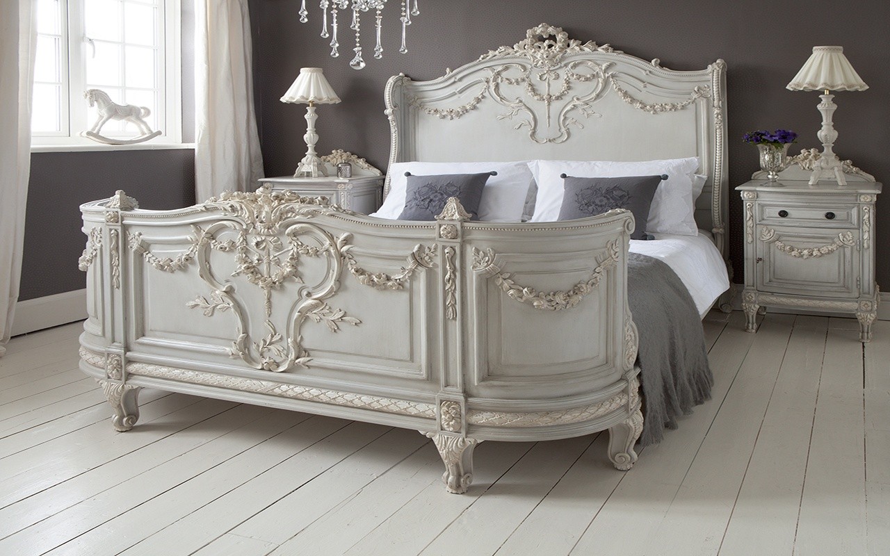 Sypialnia, styl francuski, łóżko, lampa, komoda, żyrandol