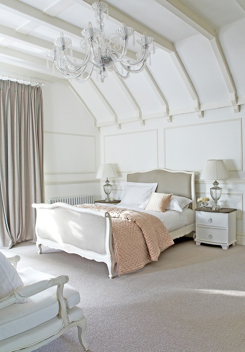 Sypialnia, łóżko, styl francuski, żyrandol, komoda, lampay