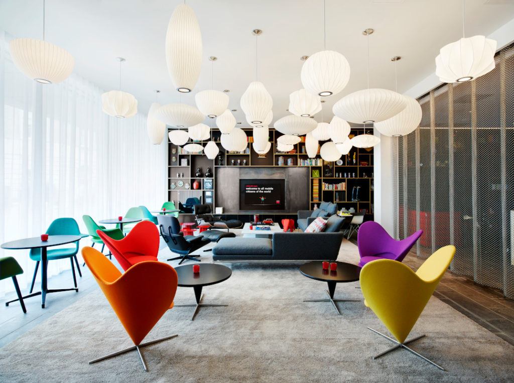 citizenM hotel, strefa relaksu, oryginalne dizajnerskie połączenia, nowoczesne, kolorowe krzesła, kolorowe dodatki wnętrzarskie