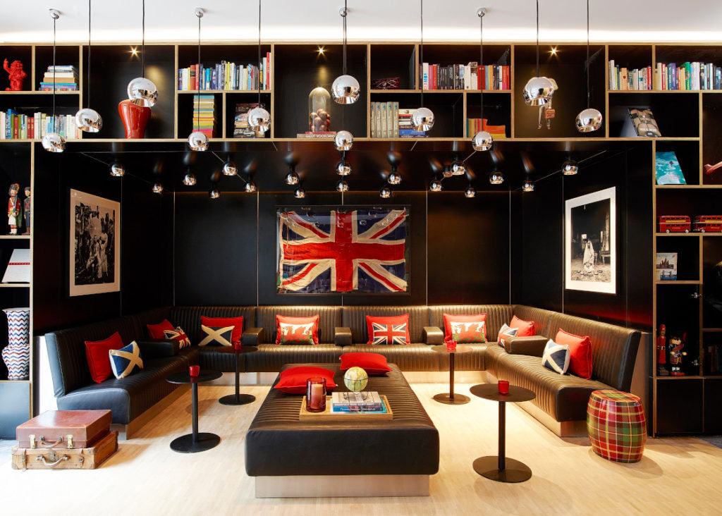 hotel citizenM Tower of London, lobby, angielski design, elementy kultury w dekoracji wnętrza, poduszki z brytyjską flagą