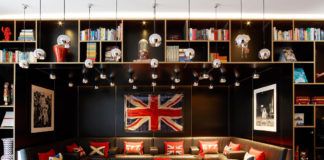 hotel citizenM Tower of London, lobby, angielski design, elementy kultury w dekoracji wnętrza, poduszki z brytyjską flagą