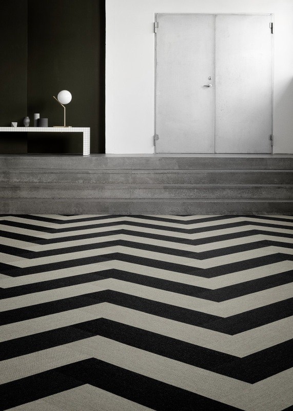 czarno-biała podłoga, czarno-białe wykładziny dywanowe, wzorzyste dywany, nowe trendy wnętrzarskie
