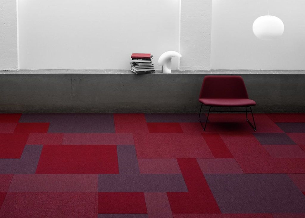 kolorowe podłogi, wzorzyste dywany, geometria we wnętrzach, czarwone dodatki do wnętrz