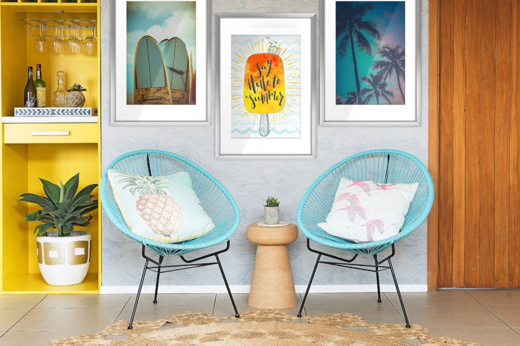 krzesła acapulco, oryginalny styl, wnętrza w stylu lat 50-tych, niebieskie krzesła do salonu