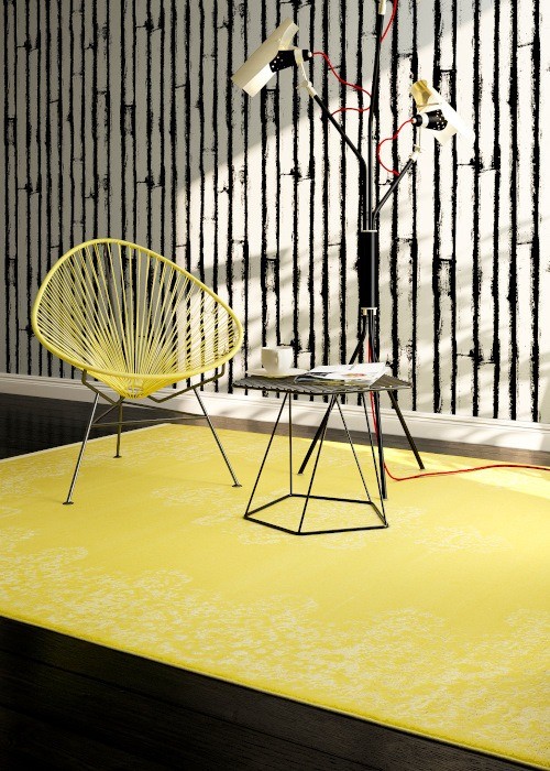 krzesło acapulco, żółte wnętrza, żółte dodatki do wnętrz, żółte krzesło do salonu, czarno-biała tapeta ścienna