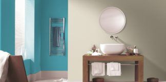 niebieski kolor łazienka inspiracja drewno