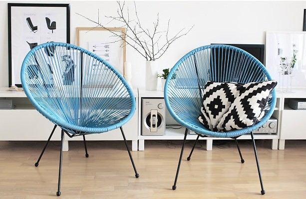 niebieskie-krzesła-acapulco-ciekawa-aranżacja-wnętrz-krzesła-acapulco-w-salonie-jasne-wnętrza-wzorzyste-poduszki-