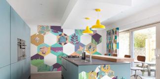 otwarta kuchnia, kuchnia z motywem heksagonu, kuchnia geometryczne wzory, kolorowe wnętrza