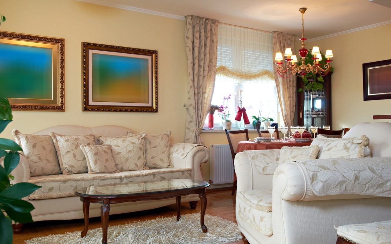 salon, styl angielski, stolik, sofa, zasłony, żyrandol, fotel, poduszki, wzory kwiatowe