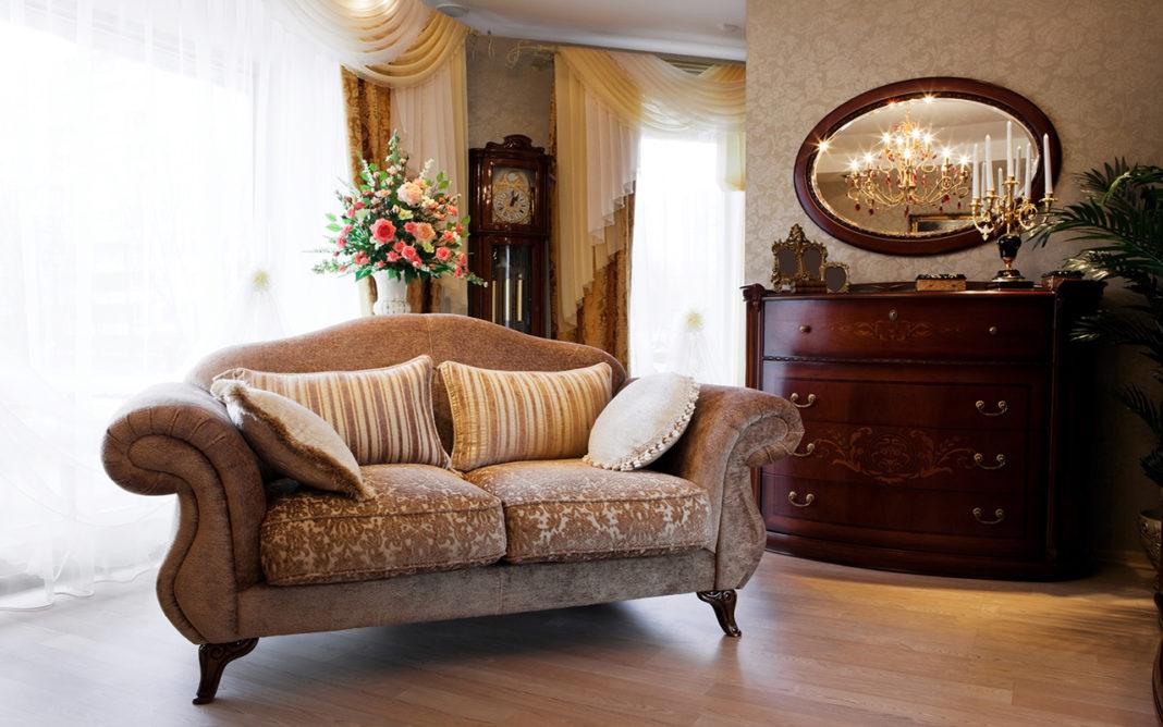 styl angielski, sofa, lustro, sofa, zegar, zasłony, poduszki, meble drewniane