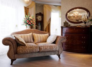 styl angielski, sofa, lustro, sofa, zegar, zasłony, poduszki, meble drewniane