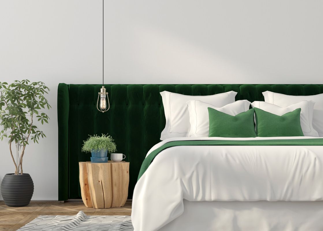 industrialna lampa, zielony zagłówek łóżka