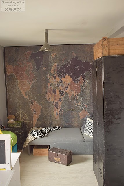 mapa świata na ścianie, loftowa stylizacja