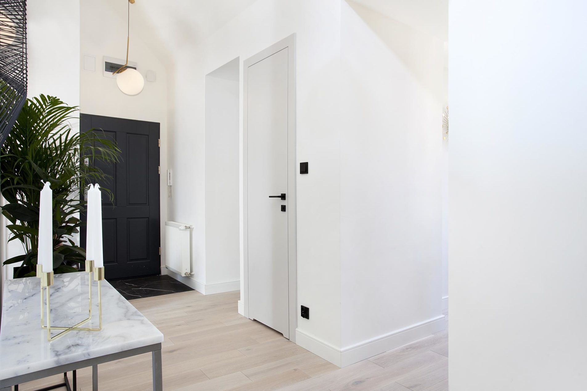 białe minimalistyczne drzwi